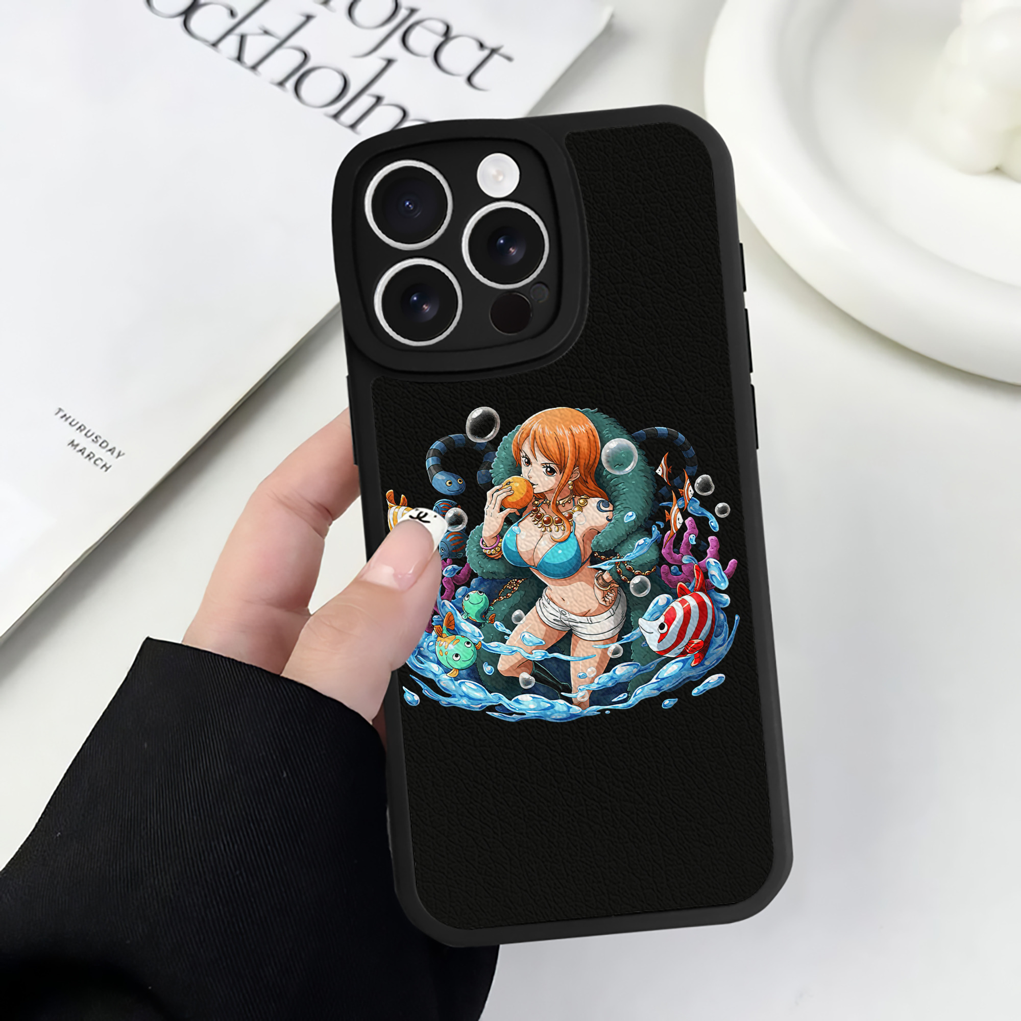 （画像用） ワンピース ナミ ONE PIECE Nami 【iPhone 16シリーズ対応】シリコンスマホケース（レザー調） 材質：シリコン